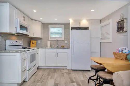 Coastal Cottage - Steps to the Beach and Downtown! in Lake Worth, USA