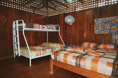 1 queen bed, 1 double bed
