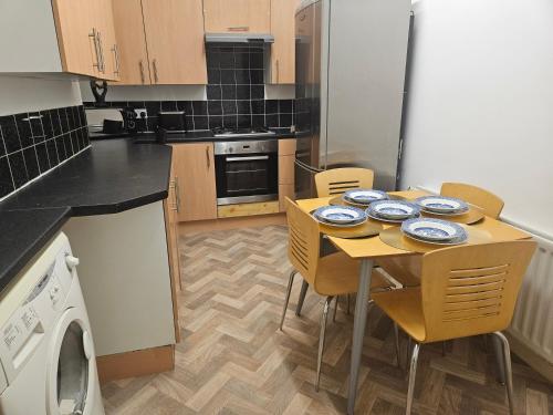 Kitchen, Liverpool Haven, Stylish and Spacious 3-Bedroom Apartment with City Access near Ingram Thai Restaurant & Bar