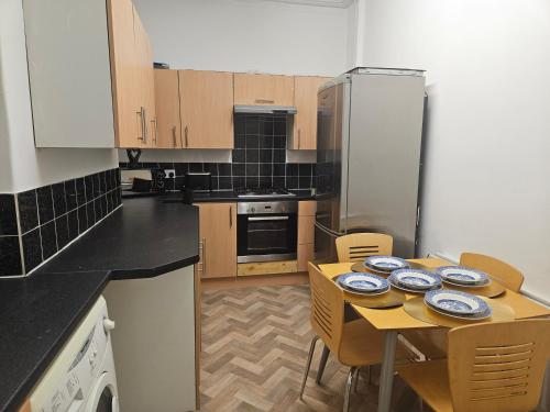 Kitchen, Liverpool Haven, Stylish and Spacious 3-Bedroom Apartment with City Access near Ingram Thai Restaurant & Bar