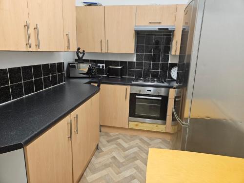 Kitchen, Liverpool Haven, Stylish and Spacious 3-Bedroom Apartment with City Access near Ingram Thai Restaurant & Bar
