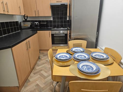 Kitchen, Liverpool Haven, Stylish and Spacious 3-Bedroom Apartment with City Access near Ingram Thai Restaurant & Bar