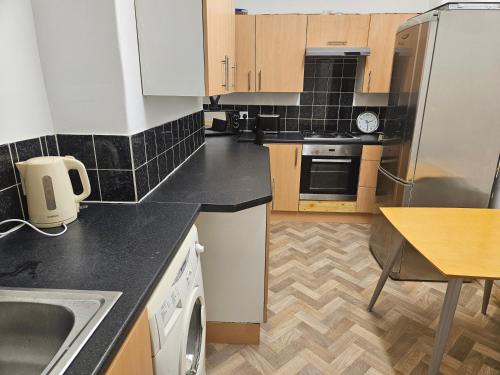 Kitchen, Liverpool Haven, Stylish and Spacious 3-Bedroom Apartment with City Access near Ingram Thai Restaurant & Bar