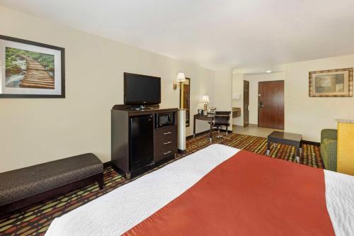 Best Western Greentree Inn & Suites - image 7