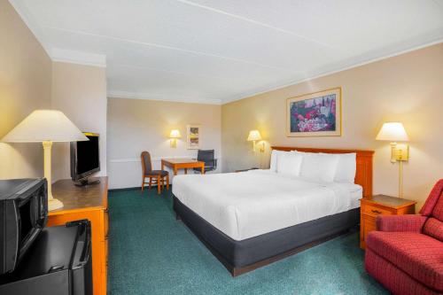 Super 8 by Wyndham Eagle Pass – Eagle Pass, TX