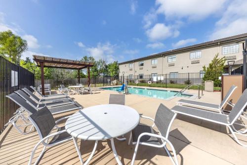 Best Western Atoka Inn & Suites - image 2