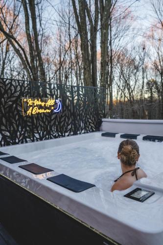 Mount Zurich 14 PPL Hot Tub Fire pit Pool Table Playground in Newfoundland, USA