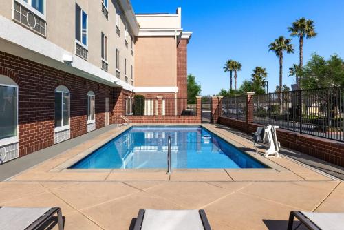 Holiday Inn Express Sacramento Cal Expo By IHG - 수영장