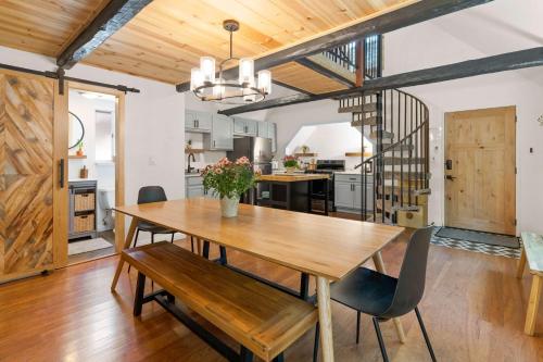 Navigate Stays Holiday Home Cozy Mountain Retreat with Hot Tub Walk to Bear Mountain Ski Resort in Big Bear Lake, USA