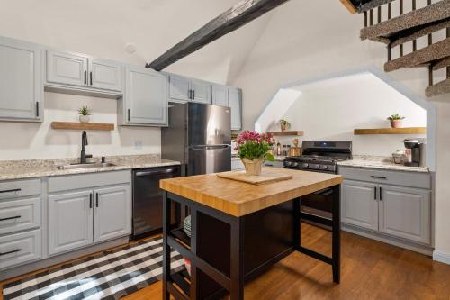 Navigate Stays Holiday Home Cozy Mountain Retreat with Hot Tub Walk to Bear Mountain Ski Resort in Big Bear Lake, USA