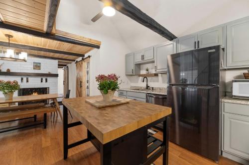 Navigate Stays Holiday Home Cozy Mountain Retreat with Hot Tub Walk to Bear Mountain Ski Resort in Big Bear Lake, USA