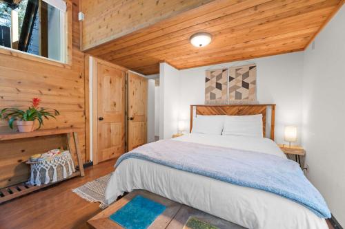 Navigate Stays Holiday Home Cozy Mountain Retreat with Hot Tub Walk to Bear Mountain Ski Resort in Big Bear Lake, USA