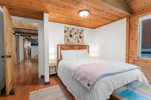 Navigate Stays Holiday Home Cozy Mountain Retreat with Hot Tub Walk to Bear Mountain Ski Resort in Big Bear Lake, USA