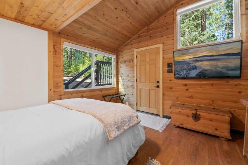 Navigate Stays Holiday Home Cozy Mountain Retreat with Hot Tub Walk to Bear Mountain Ski Resort in Big Bear Lake, USA