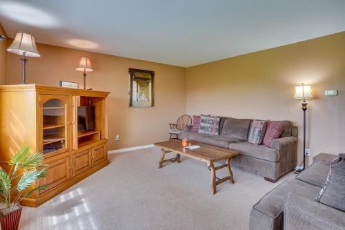 Santa Ana Home with Patio, 9 Mi to Disneyland! in Santa Ana, USA