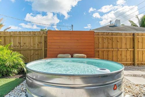 Tank Pool, Jacuzzi And 1 Mile To The Beach! in Lantana, USA