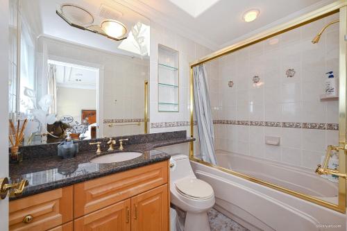 7 Bedrooms in the Heart of Vancouver - image 3