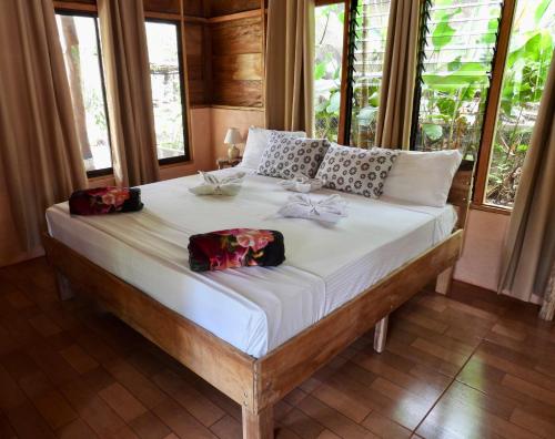 1 king bed, 2 sofa beds