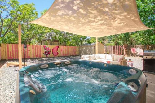 50 Shades of Pink-Hot Tub! in Albuquerque, USA