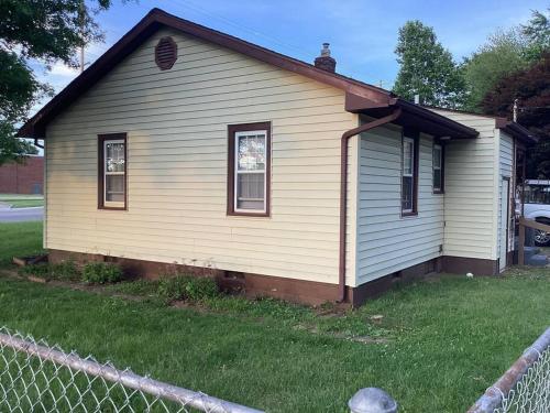 Entire 2 Bedroom House in Evansville, USA