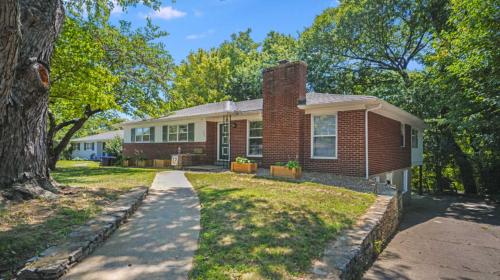 Spacious 5-Bedroom Retreat for 12 in Serene Neighborhood Near Louisville's Best Attractions