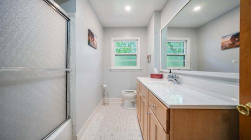 Spacious 3-BR Retreat Near Louisville Attractions - image 3
