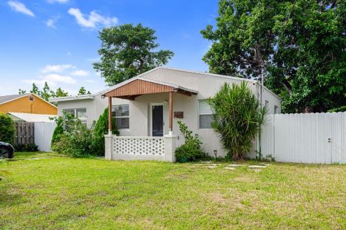 Modern 3-Bedroom Retreat near Wynwood - Miami Oasis in Miami, USA