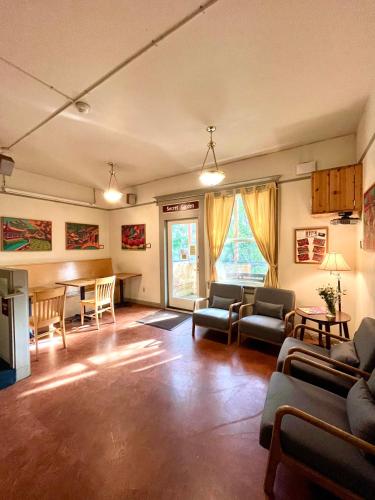 Közös társalgó / TV, HI - Portland Northwest Hostel near Multnomah Megyei Központ Könyvtár
