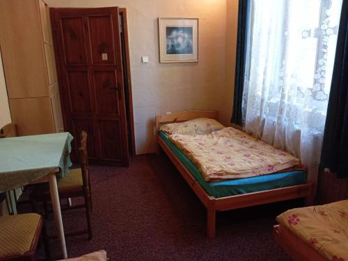 Stará škola - třílůžkový pokoj v pohodlí a klidu (Stara skola - triluzkovy pokoj v pohodli a klidu) in Zátor