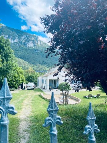 Private riverside villa with breathtaking views gîte à louer Saint-Martin-Lys