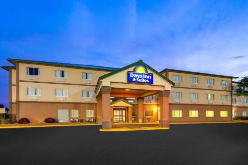 . Days Inn & Suites by Wyndham Morris I-80