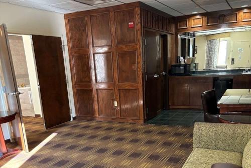 One-Bedroom Suite with King Bed, First Floor, Non-Smoking