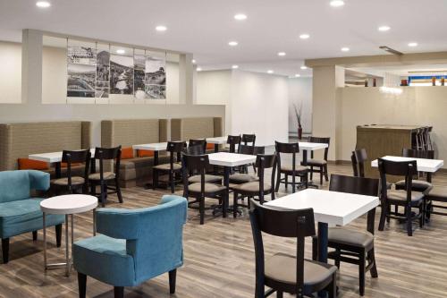 Sleep Inn & Suites - image 9