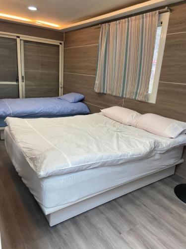 1 double bed, 1 twin bed