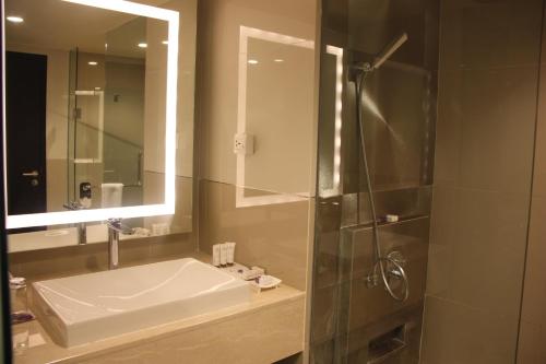 GRAND MERCURE MAHA CIPTA MEDAN Room Type - Premier King Room