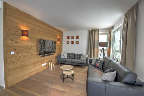 Two-Bedroom Apartment with Mountain View