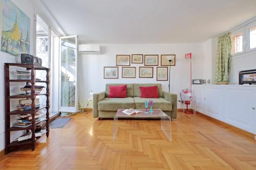 Lovely Apartment Via Sistina - image 4