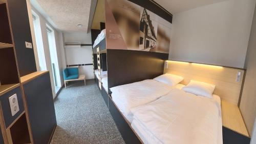 1 queen bed, 6 bunk beds