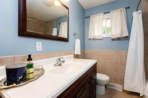 TDJ Getaway 4BR Home with game room detail