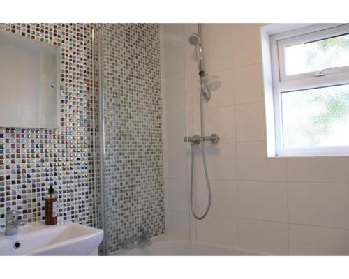 Zuhanyzó, A Comfortable Nest for Contractors or Families - sleeps 8 in Chesterton