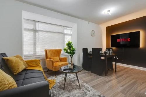3 Story Spacious House Close to Etihad & Coop Live, Free Parking, Sleeps 9