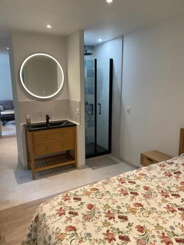 Maison 2 pièces dans parc privé, forêt, loisirs, ecuries de chevaux (Maison 2 pieces dans parc prive, foret, loisirs, ecuries de chevaux) in เลอ ซูดราย ม็องซูร์