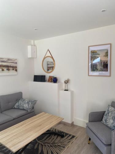 Maison 2 pièces dans parc privé, forêt, loisirs, ecuries de chevaux (Maison 2 pieces dans parc prive, foret, loisirs, ecuries de chevaux) in เลอ ซูดราย ม็องซูร์