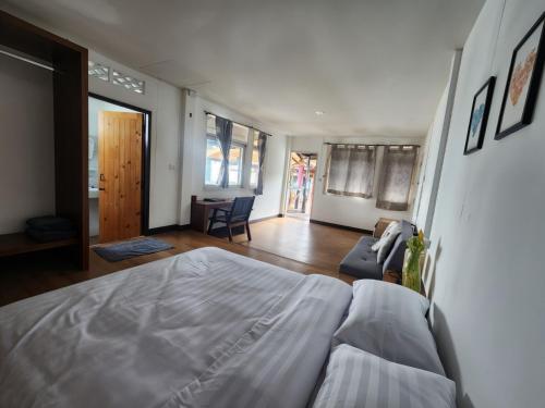 Double Room with Sea View image 4