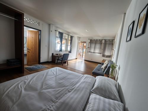 A Little Bungalows By Beach in Mae Nam