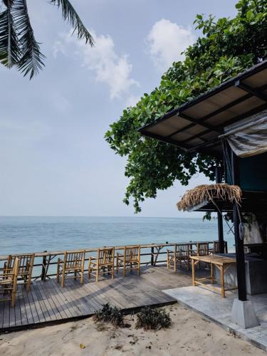 A Little Bungalows By Beach in Bang Por