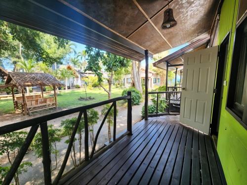 A Little Bungalows By Beach in Bang Por