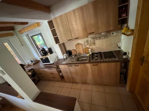 virtuve, Mountain Cabin Retreat - Terrace, BBQ, Hot Tub in Lunca Bradului