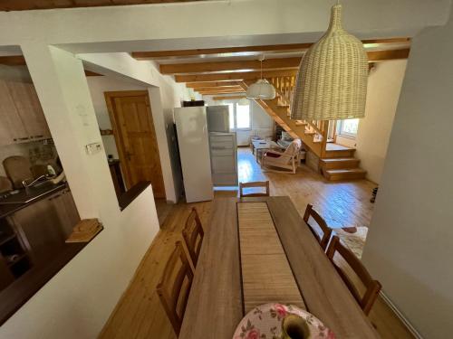 Koplietošanas atpūtas telpa ar TV, Mountain Cabin Retreat - Terrace, BBQ, Hot Tub in Lunca Bradului