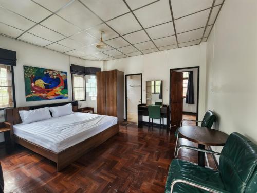 A Little Bungalows By Beach in Bang Por